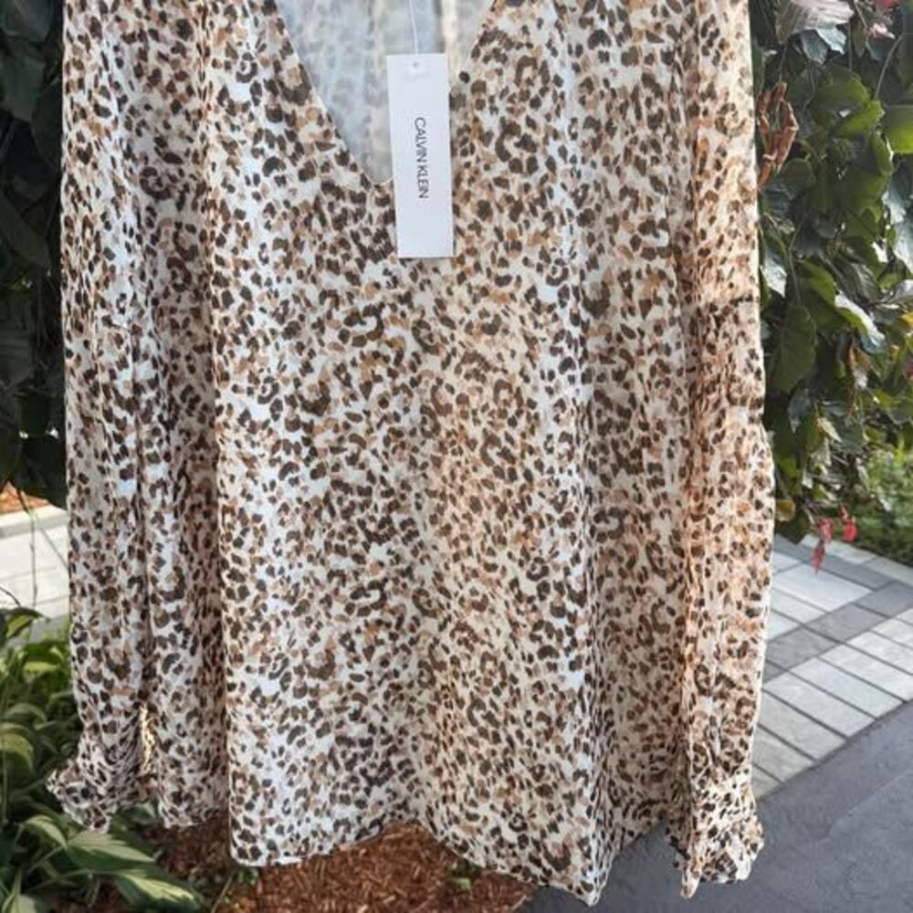 Calvin Klein Women’s Leopard Print V-Neck Blouse 🐆
Size M | NWT | Saddle Combo